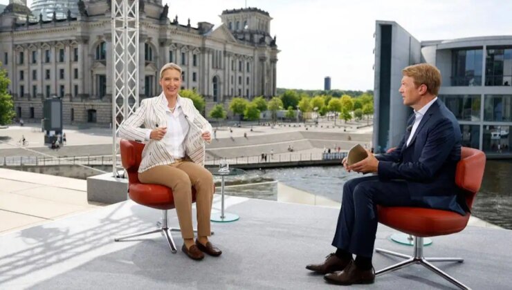 Canlı yayında protesto baskını: AfD liderinin röportajı yarıda kesildi!