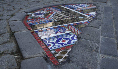 Çatlakları iyileştiren sanatçı Ememem: Kaldırımlara şiir dokuyan anonim bir el