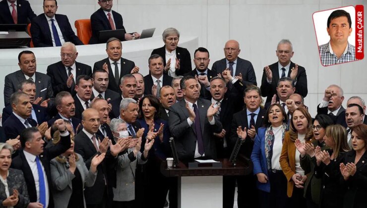 CHP’den Meclis’te sert tepki: Kürsüde ‘işgalli’ protesto