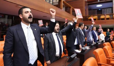 CHP’lilerin Meclis’te protestoları sürüyor: Genel Kurul’da ‘hak, hukuk, adalet’ sloganları!