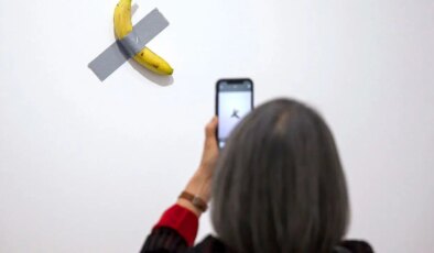 ‘Comedian’ın mizahı sürüyor: 120 bin dolarlık muz yine midede!