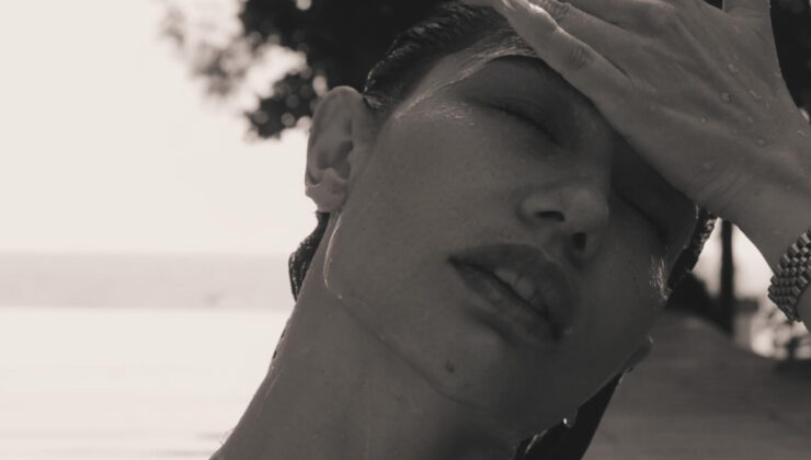 Demet Özdemir’den havuz pozları! Tatil karelerine beğeni yağdı