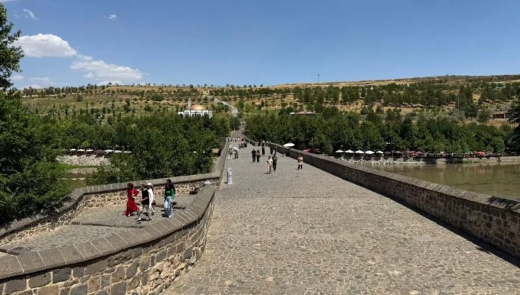 Diyarbakır’da hava sıcaklıkları 45 dereceyi geçti, tarihi mekanlar boş kaldı