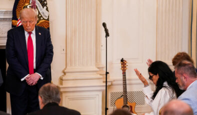 Donald Trump yönetiminden federal çalışanlara dini propaganda izni