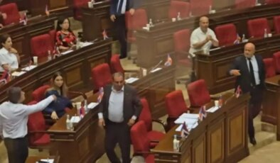 Ermenistan Meclisi’nde tansiyon yükseldi: Su şişesi fırlattı, oturumdan kovuldu