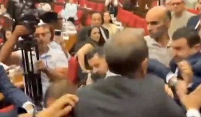 Ermenistan Parlamentosu’nda iktidar ve muhalefet milletvekilleri arasında kavga çıktı