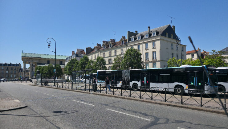 Fransa’da kamusal alanlarda sigara yasağı yürürlüğe girdi