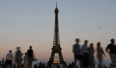 Fransa’da kırmızı alarm: Eyfel Kulesi turistlere kapatıldı