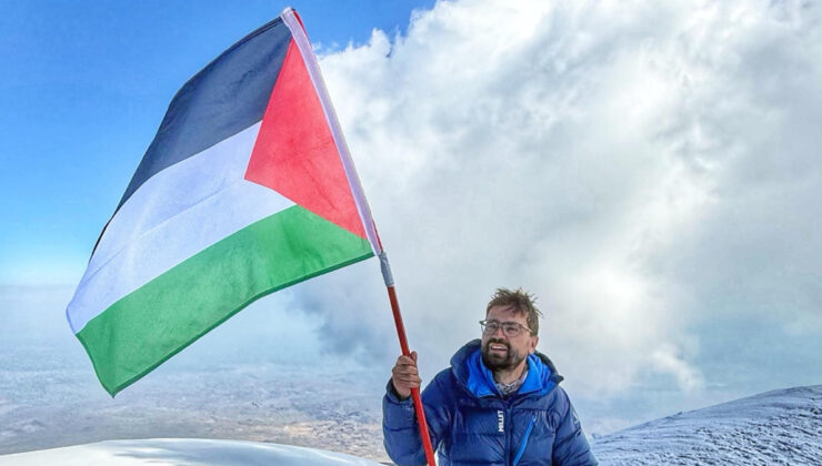 Gazeteci Adem Metan, Filistin için Ağrı Dağı’nın zirvesine tırmandı