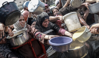 Gazze’de açlık ile mücadele: Filistinlilere yemek dağıtıldı