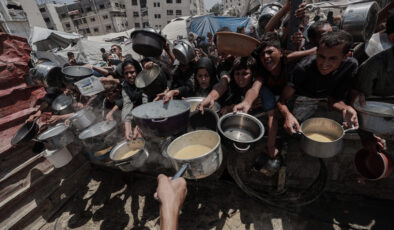 Gazze’de gıda krizi: Filistinlilere yemek dağıtıldı