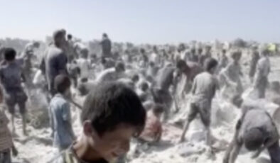 Gazze’de kıtlık derinleşti: Filistinliler yere saçılan unları topluyor