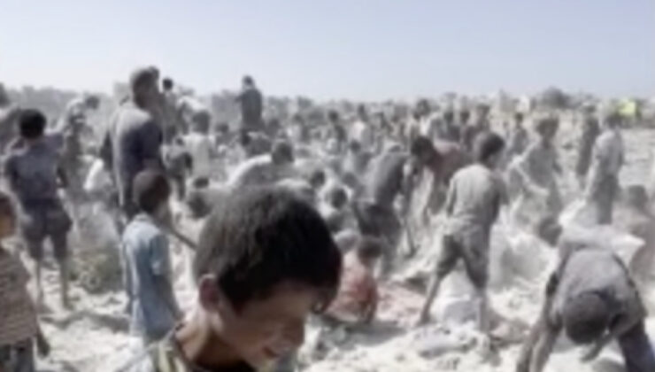 Gazze’de kıtlık derinleşti: Filistinliler yere saçılan unları topluyor