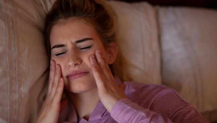 Geceleri farkında olmadan kendinize zarar veriyor olabilirsiniz: Diş sıkmanın 5 gizli tehlikesi ve korunma yolları