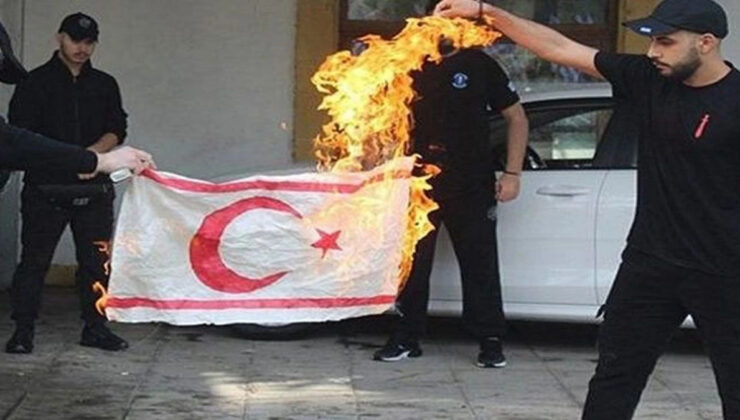 GKRY’de çirkin provokasyon: KKTC bayrağı yakmaya çalıştılar