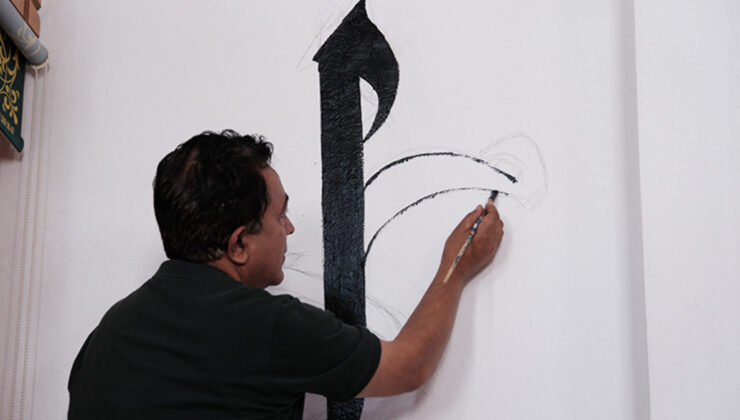 Gönüllü nakkaş, Van’da 20 caminin duvarlarını süsledi