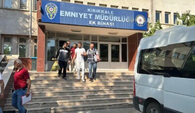 ‘Hırsızlık’tan aranıyordu: Tuvalet kapısının arkasında saklanırken yakalandı