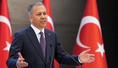 İçişleri Bakanı Ali Yerlikaya kırmızı bültenle aranan 8, ulusal seviyede aranan 1 suçlunun yakalandığını duyurdu