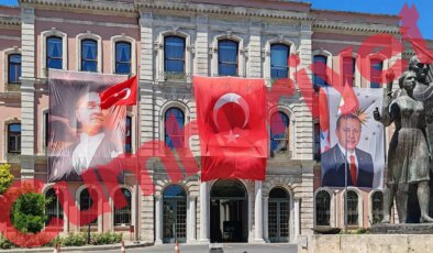 İmamoğlu’nun diplomasını iptal eden İstanbul Üniversitesi Rektörlüğü’ne ‘Erdoğan’ pankartı asıldı!
