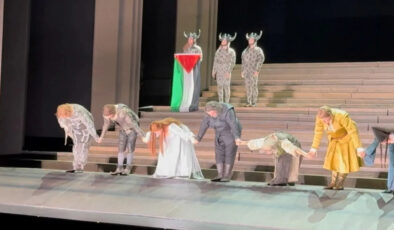 İngiltere’de Kraliyet Opera Salonu sahnesinde Filistin bayraklı protesto