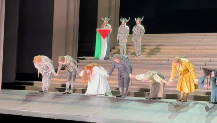 İngiltere’de Kraliyet Opera Salonu sahnesinde Filistin bayraklı protesto