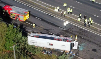 İngiltere’de okul otobüsü devrildi: 1 ölü, 2’si ağır 21 yaralı