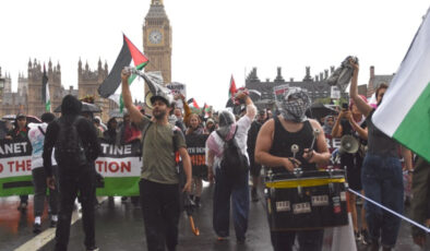 İngiltere’de on binlerce kişi Filistin için yürüdü