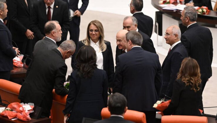 İşte, tatile giren TBMM’nin üçüncü yasama yılı karnesi! Her şey, Bahçeli’nin DEM Partililerle tokalaşmasıyla başladı…