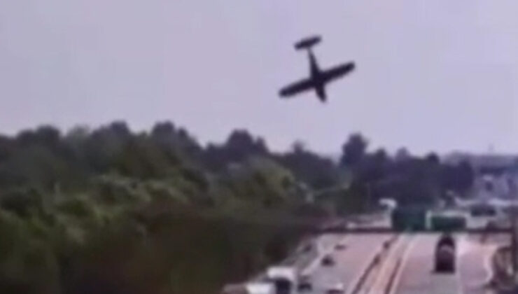 İtalya’da küçük uçak otoyola çakıldı: 2 kişi öldü