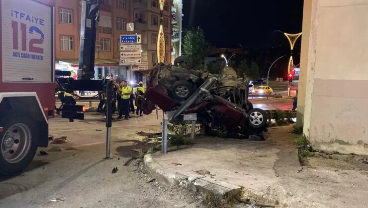 İzmit’te otomobil, bariyerlere çarparak takla attı: 2 ölü, 3 yaralı