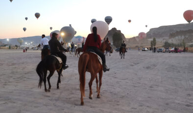 Kapadokya’da peribacalarının eşliğinde atlı tur festivali