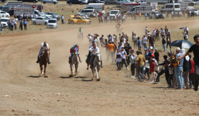 Karlıova’da geleneksel at yarışları