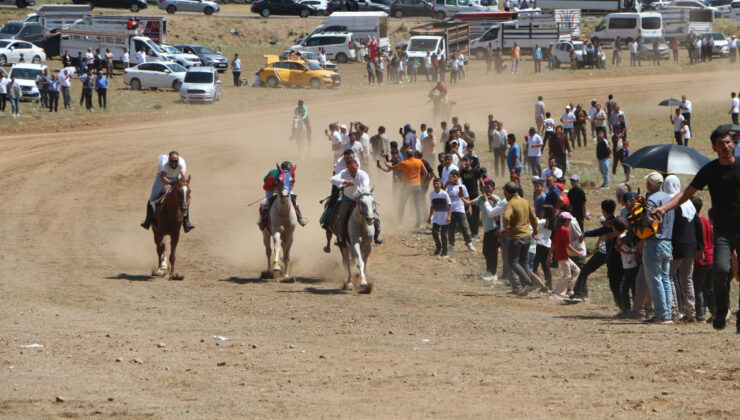 Karlıova’da geleneksel at yarışları