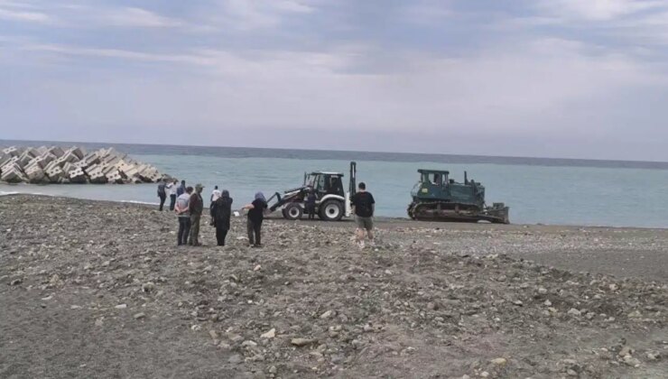 Kastamonu’da feci ölüm… Sahilde güneşlenen kadını iş makinesi ezdi!