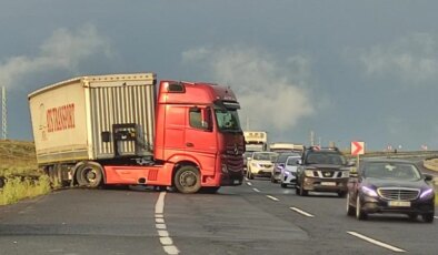 Kayan TIR yolu kapattı: 4 kilometrelik kuyruk oluştu