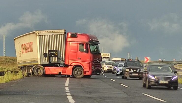 Kayan TIR yolu kapattı: 4 kilometrelik kuyruk oluştu