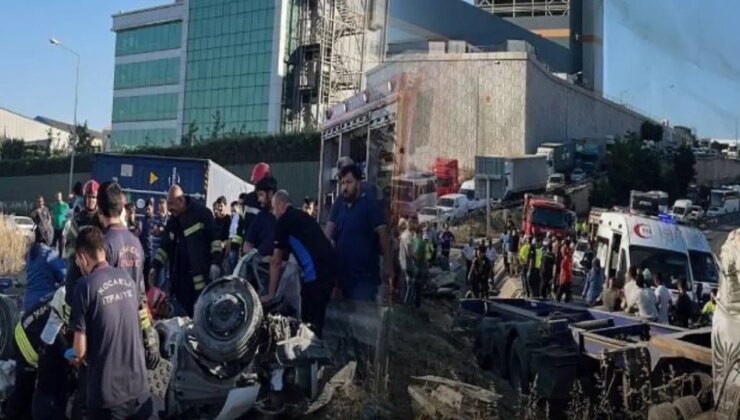 Kocaeli’de feci kaza: TIR ve iki otomobil çarpıştı, 5 kişi hayatını kaybetti