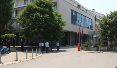 Kosova Meclisi’nde bomba alarmı: Bina tahliye edildi!