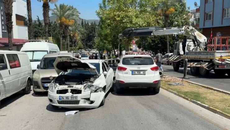 Kuşadası’nda otomobil karşı yöne geçip araçlara çarptı: Çok sayıda yaralı!