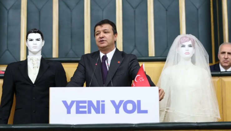 Mahmut Arıkan, kürsüye gelin ve damat mankeniyle çıktı: ‘Gençlerimiz seviyor ama evlenemiyor’