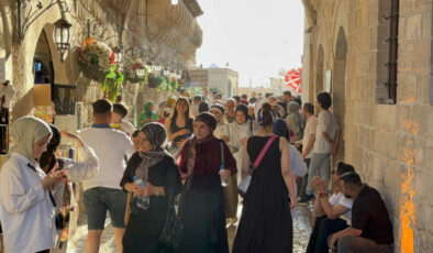 Mardin’de termometreler 40 dereceyi aştı: Sıcağa rağmen turist akını devam etti
