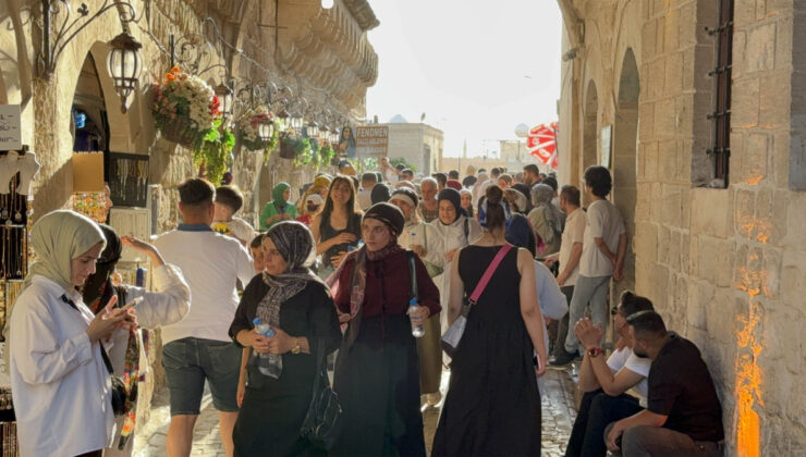 Mardin’de termometreler 40 dereceyi aştı: Sıcağa rağmen turist akını devam etti