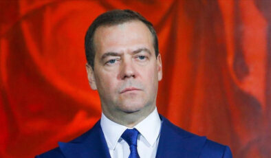Medvedev’den Trump’a: Uykucu Joe’nun yolundan gitme