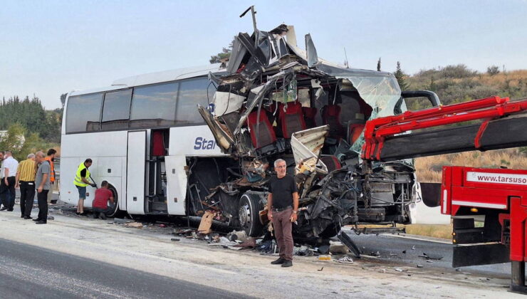 Mersin’de faciadan dönüldü! Yolcu otobüsü TIR’a çarptı: 9 yaralı