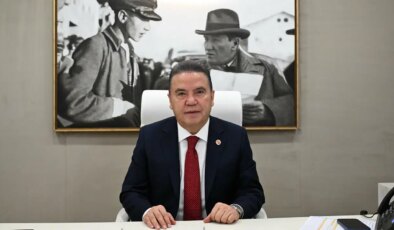 Muhittin Böcek’ten Antalyalılara mesaj: ‘Onlar bizi tutsak ettikçe çoğalacağımızı hesap edemediler’