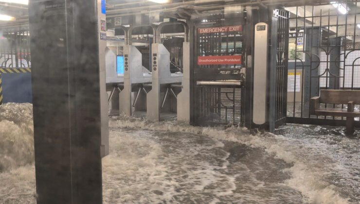 New York’ta korku dolu anlar: Metro istasyonunu sel bastı