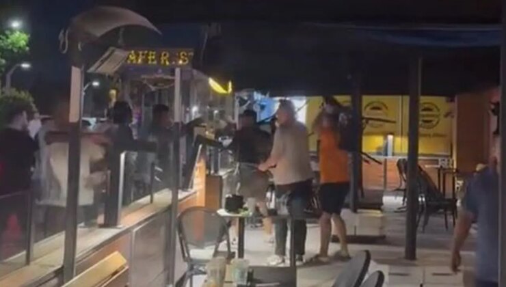 O anlar kamerada: Starbucks’ta iki grup birbirine girdi, sandalyeler havada uçuştu