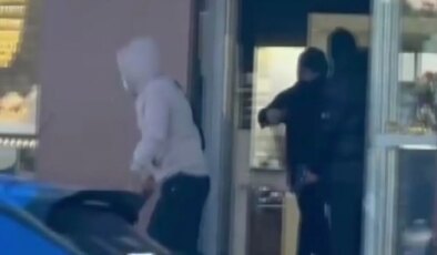 O anlar kamerada! Ümraniye’de soygun girişimi: Kuyumcu ateş açtı, şüpheliler kaçtı