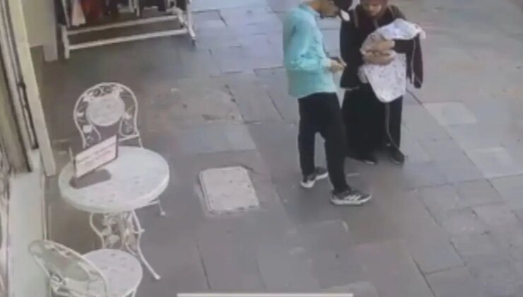 O anlar kamerada! Yolda bulduğu altın kesesini alıp uzaklaştı