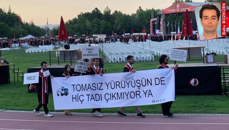 ODTÜ mezuniyet töreninde 19 Mart ve diploma pankartları